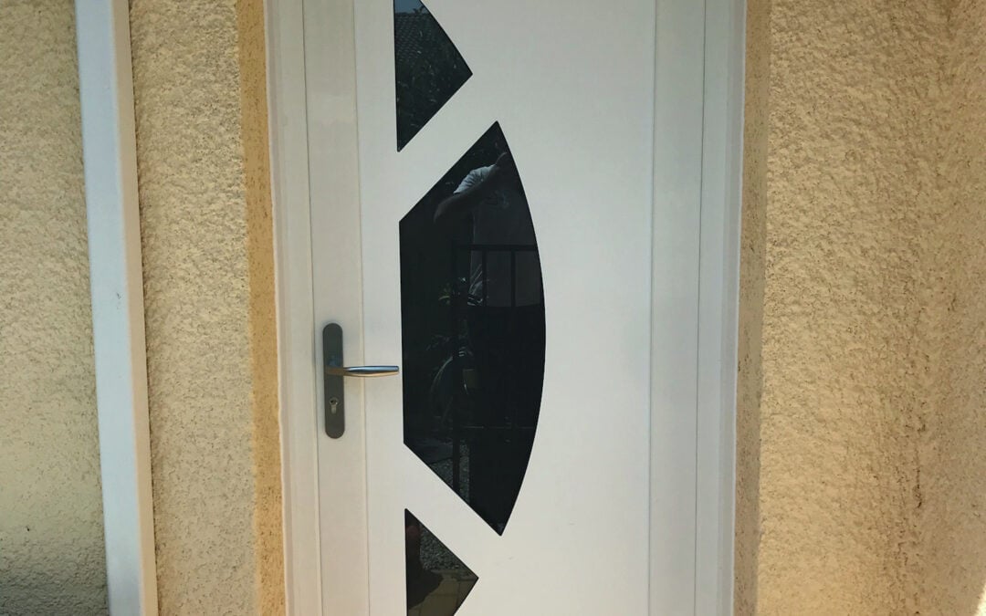 Pose en rénovation d’une porte d’entrée PVC à Lunel