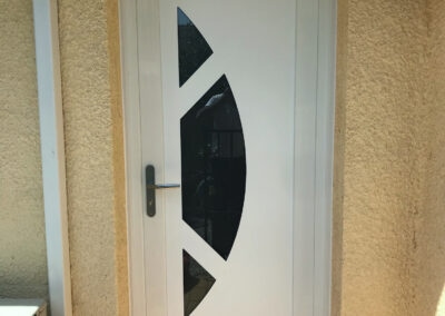 Pose en rénovation d’une porte d’entrée PVC à Lunel