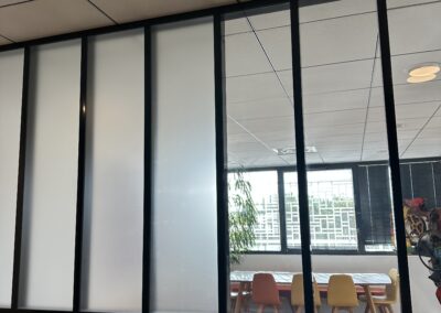 Pose de films dépolis cloisons vitrées Montpellier