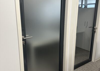 Pose de films dépolis portes vitrées Montpellier